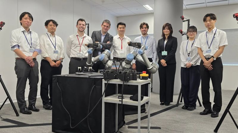 Acumino bimanual robot demo at MegaChips Japan